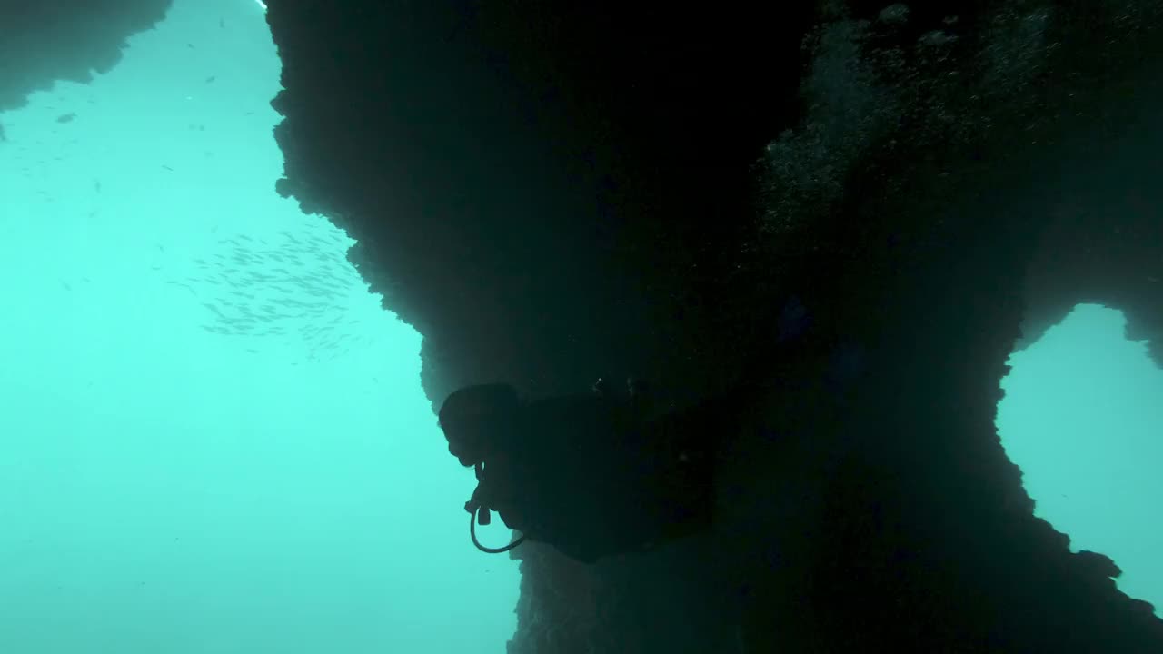 女潜水教练带领人们在泰国洞穴潜水视频素材