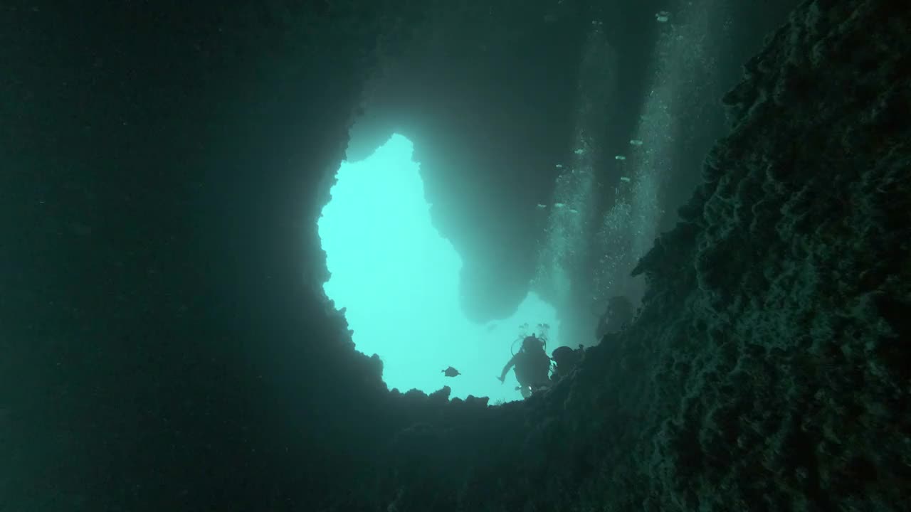 一群潜水者在水下洞穴中，也就是泰国的大教堂视频素材