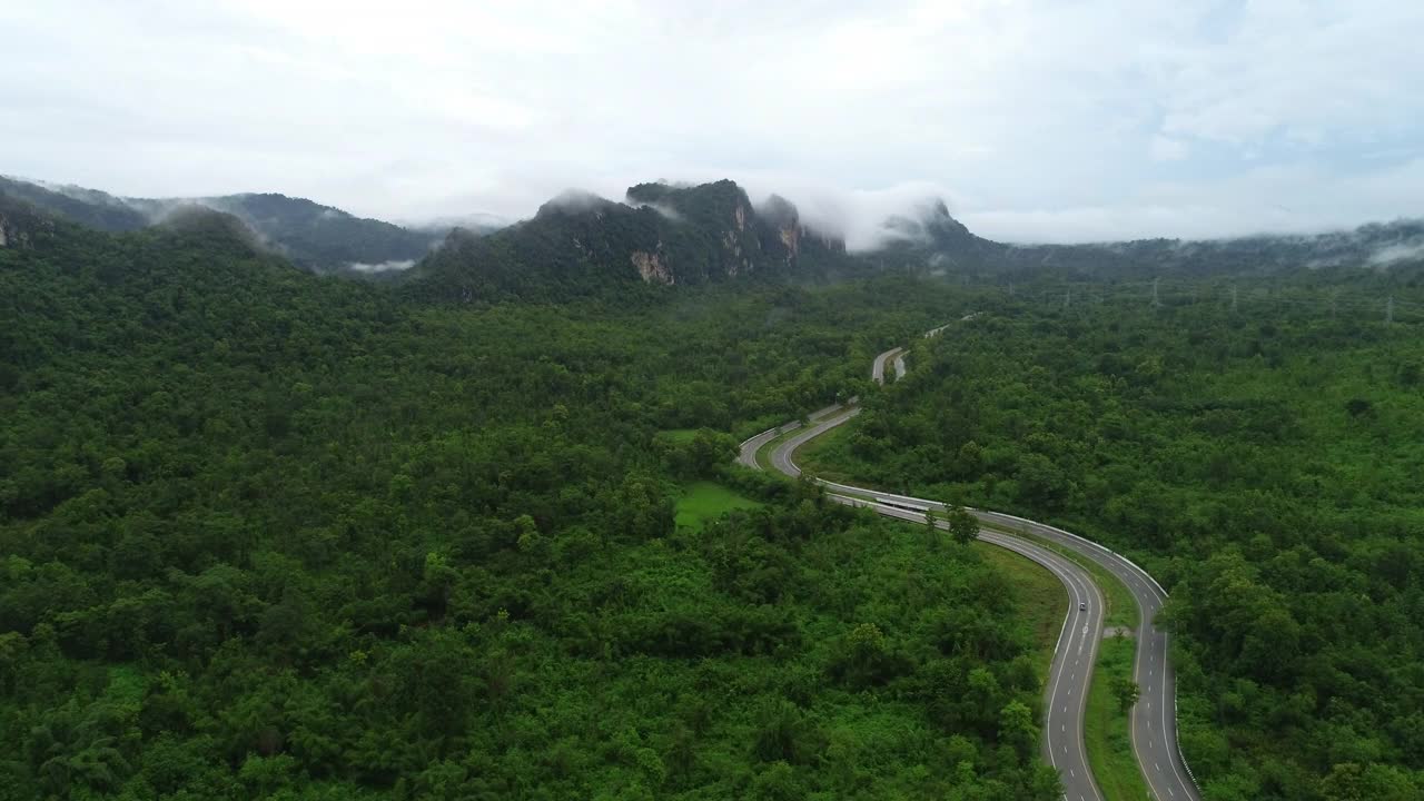 公路和绿色的森林山在清晨视频素材