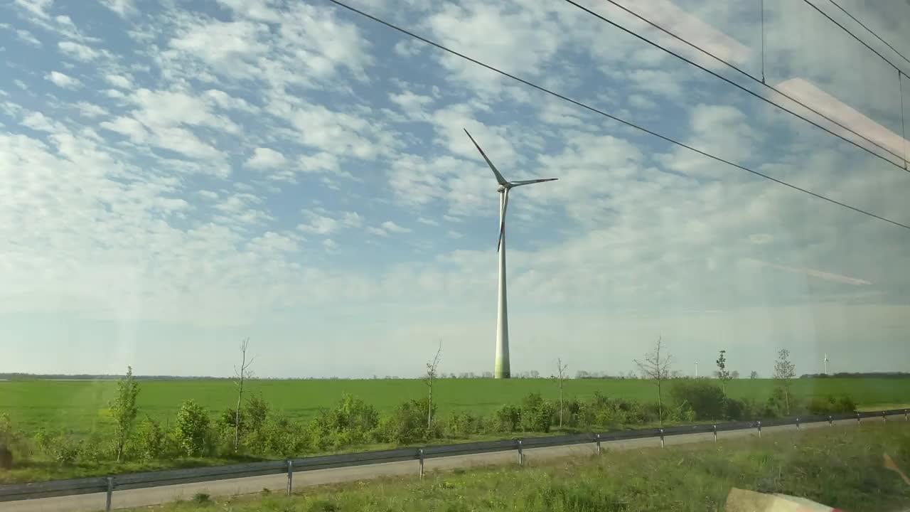 从火车窗户拍摄的风力涡轮机视频下载