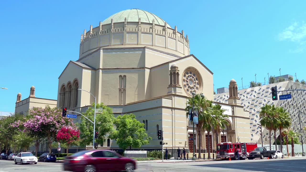 加州洛杉矶最古老的犹太教堂——威尔希尔大道神庙会堂附近的交通，4K视频下载