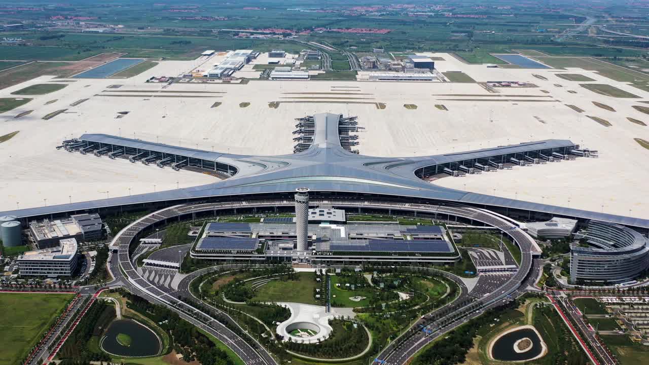中国山东省青岛市胶州区青岛胶东国际机场无人机鸟瞰图视频下载