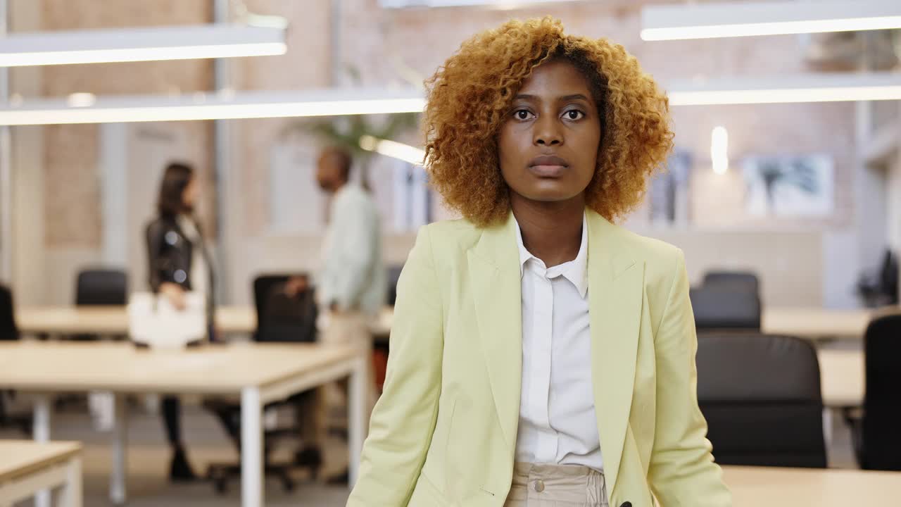 现代办公室中20多岁的黑人女商人的肖像视频下载
