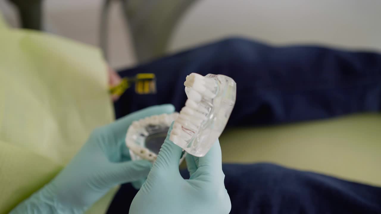 在诊所进行正确使用牙刷和下颌布局的紧密培训视频素材
