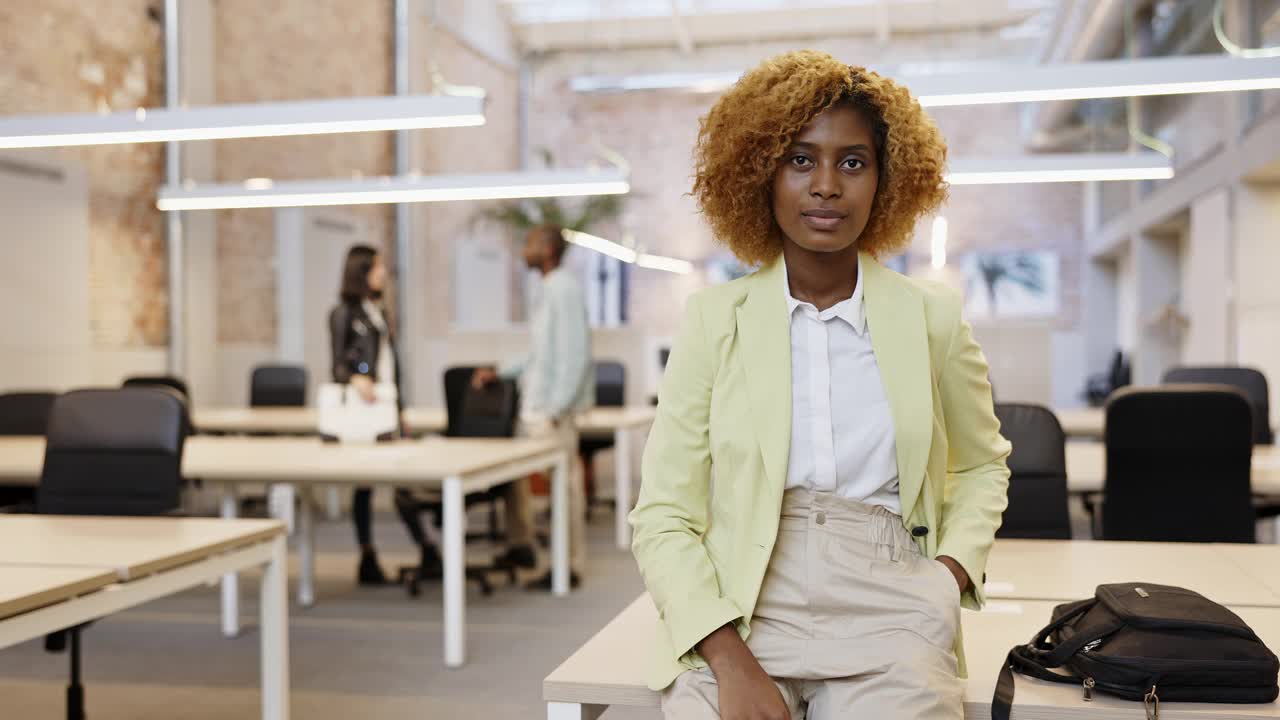 自信的黑人女商人在现代办公室的肖像视频下载