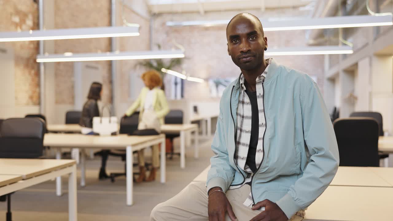 现代办公室里二十几岁的黑人商人肖像视频素材