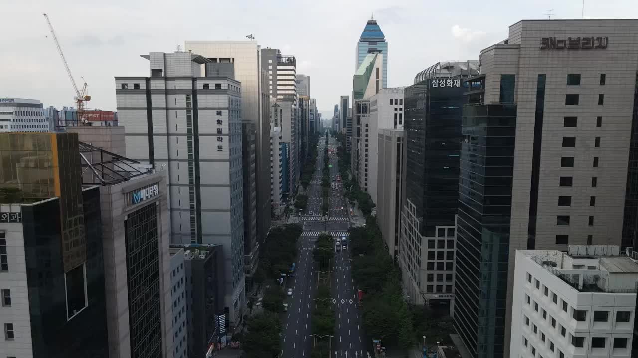 图为，在首尔江南区驿三区德黑兰路一带的市中心，在摩天大楼附近行驶的汽车视频素材