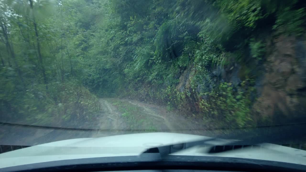 汽车在肮脏的道路上行驶视频下载