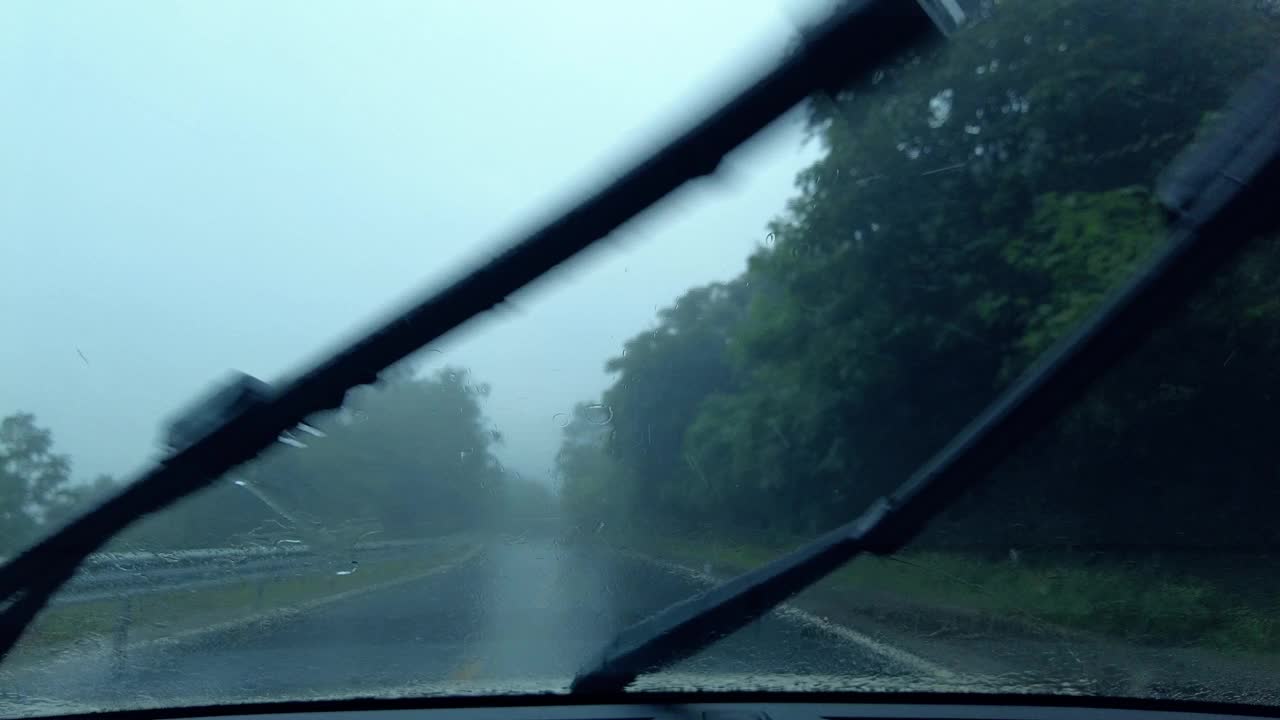 下雨天在乡间路上行驶视频素材