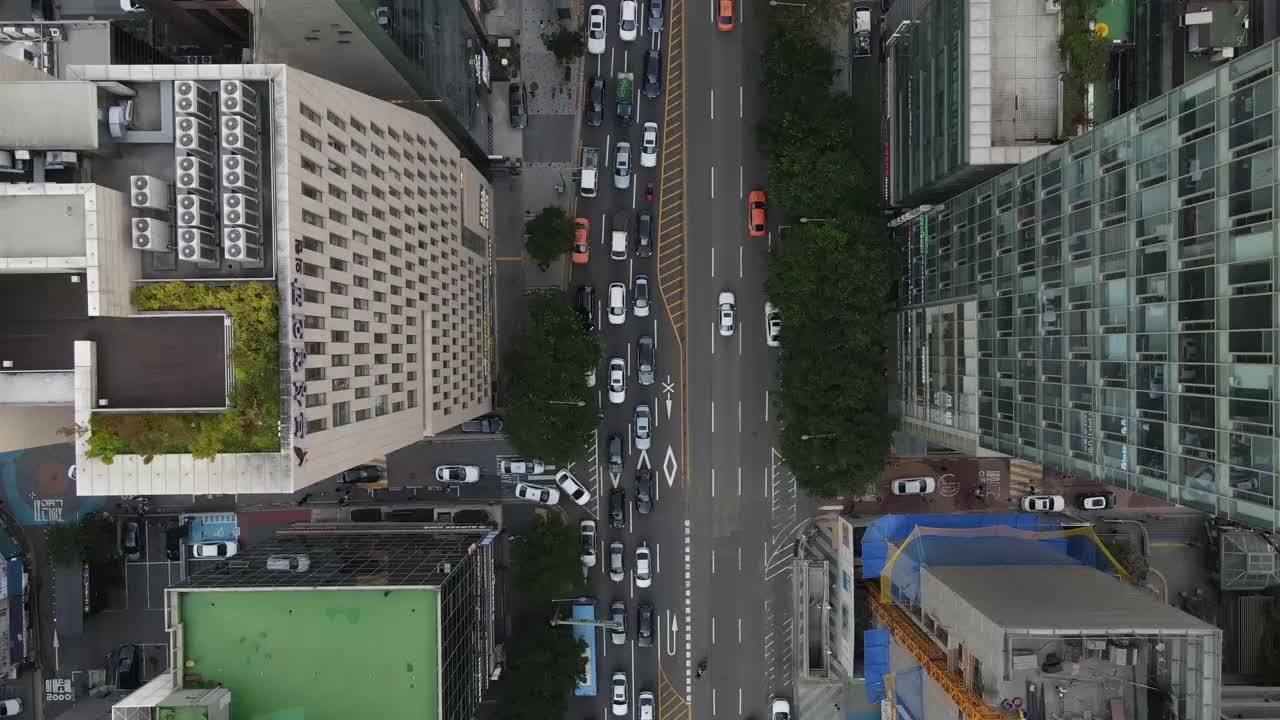 图为，在首尔江南区驿三区奉恩路一带的摩天大楼附近行驶的汽车视频素材