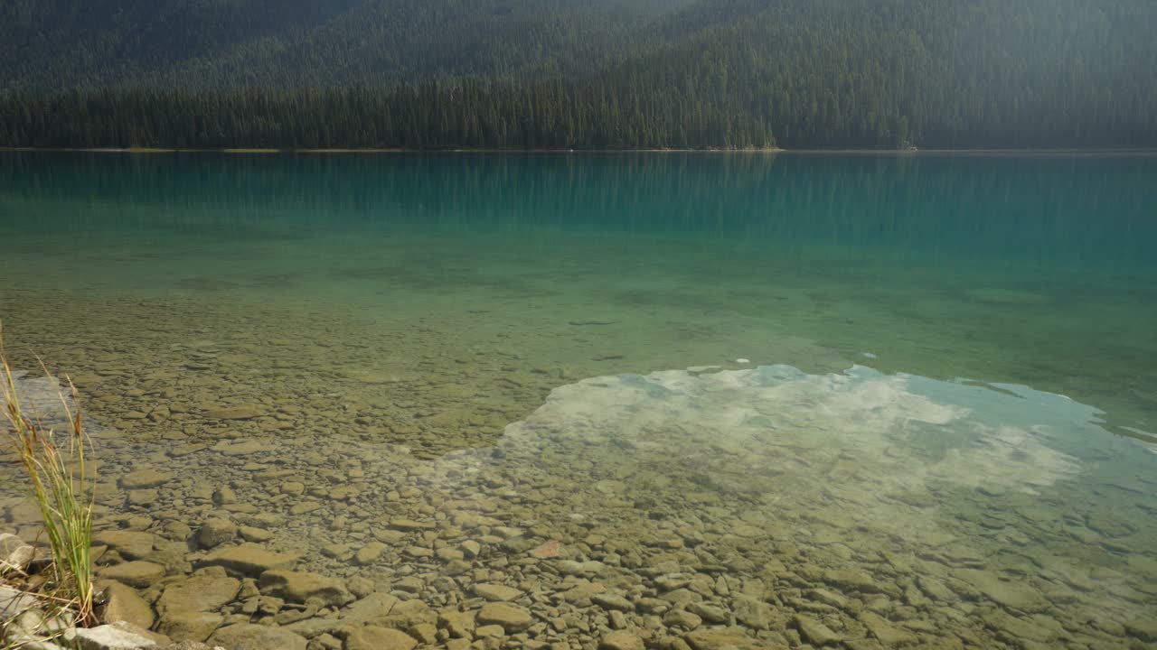 加拿大阿尔伯塔省班夫国家公园的冰碛湖视频素材