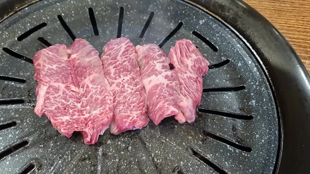 在热烤架上烤牛肉视频下载