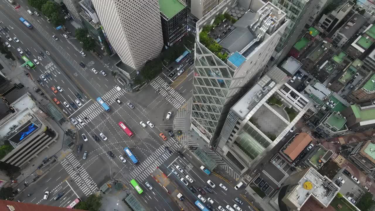 在首尔江南区驿三区江南大路和奉恩路一带的市中心，在摩天大楼附近行驶的汽车视频素材