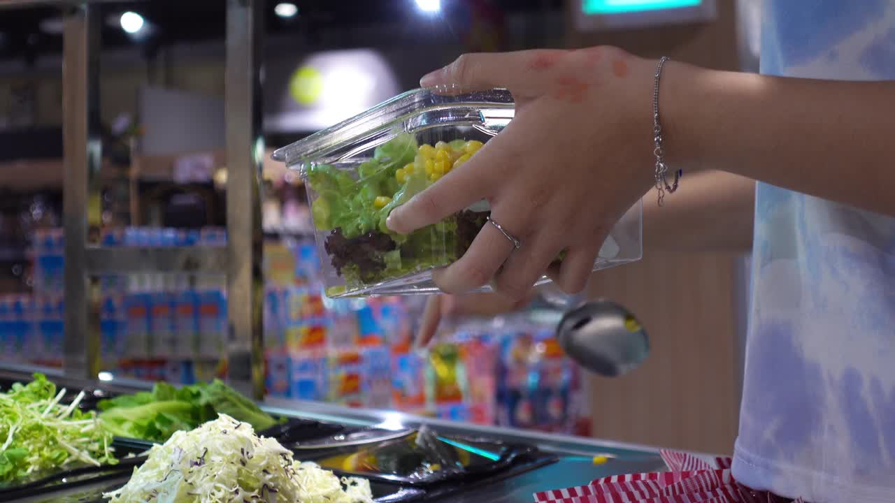 在超级市场的自助柜台买沙拉的女人视频下载