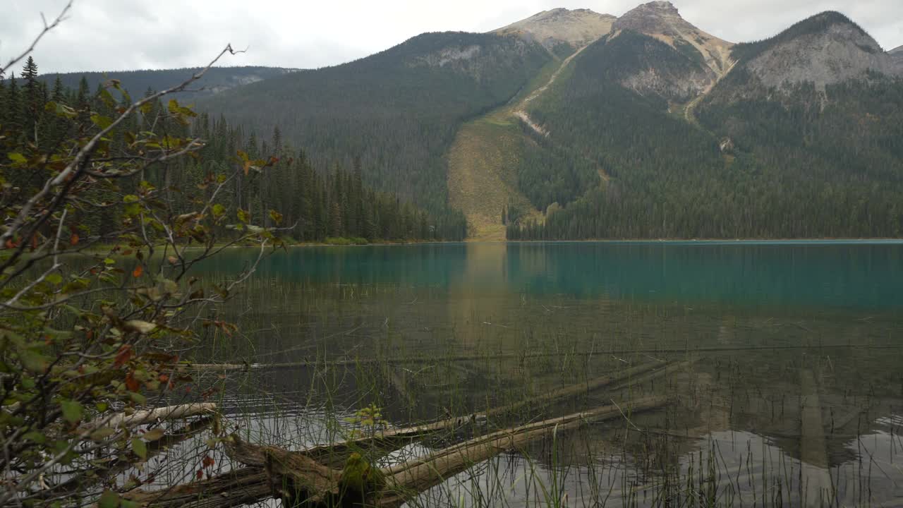 加拿大阿尔伯塔省班夫国家公园的冰碛湖视频素材