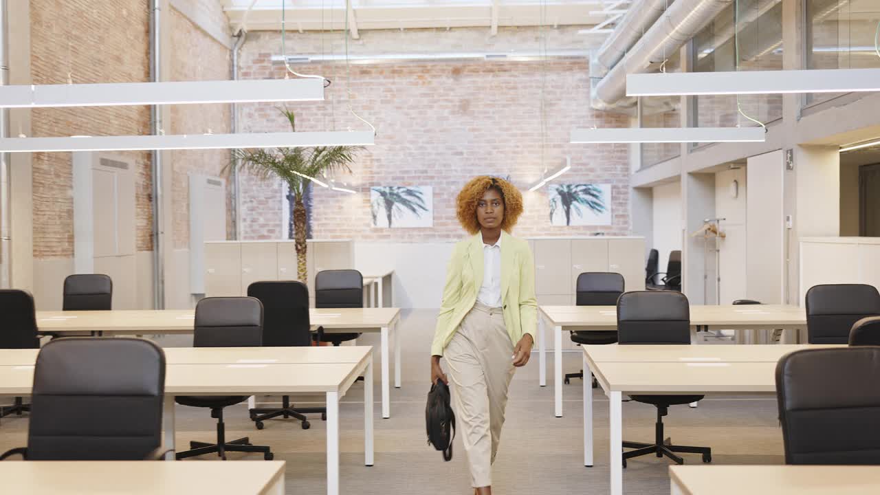 黑人女性商业地产经纪人的动态肖像视频素材