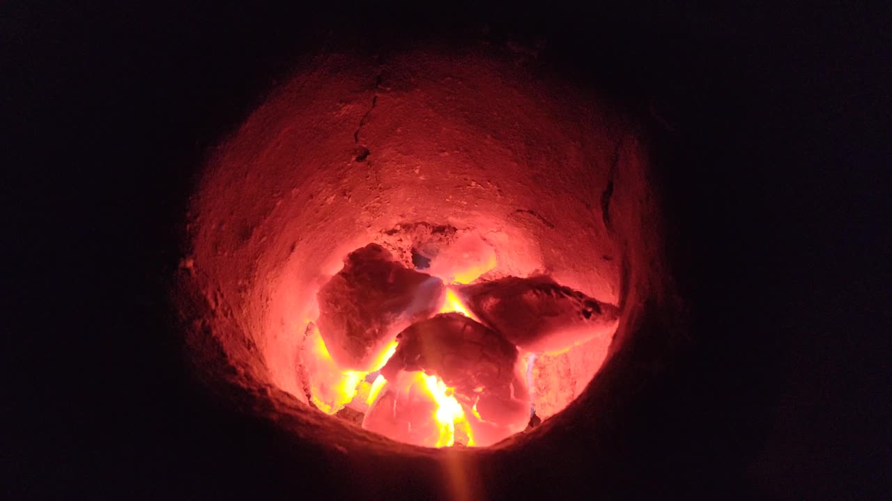 在营火中燃烧煤和木头的特写镜头。视频素材