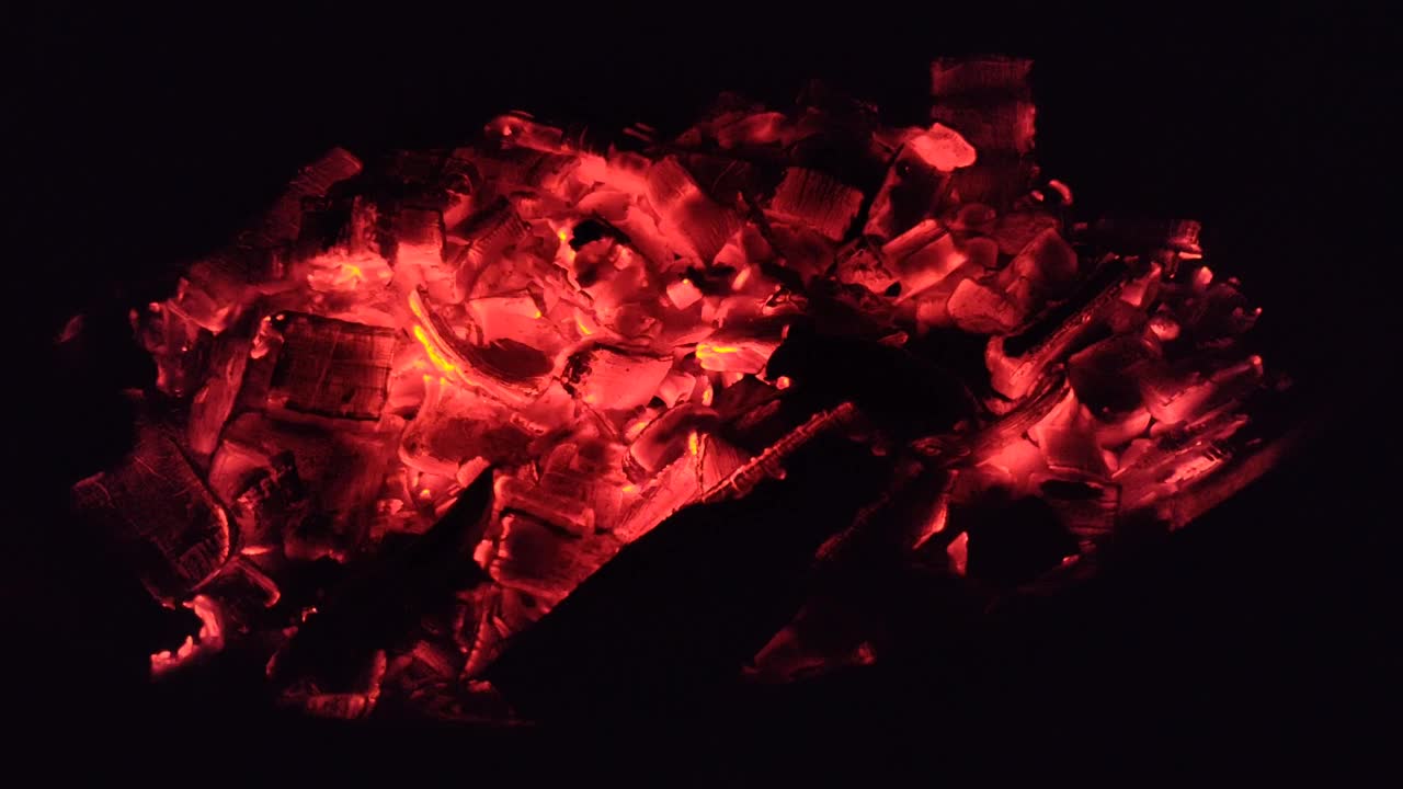 煤和木头在夜晚的篝火上近距离燃烧视频素材
