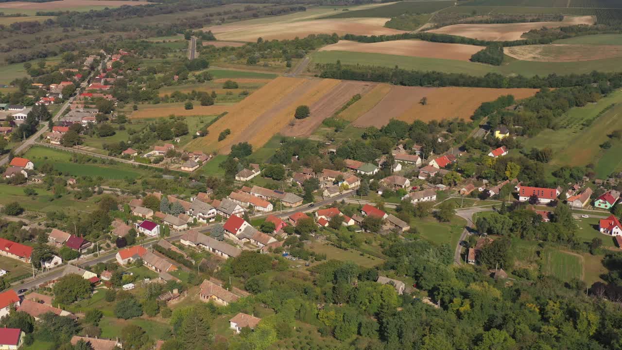 巴拉顿湖周围的景观和城镇鸟瞰图，匈牙利视频下载