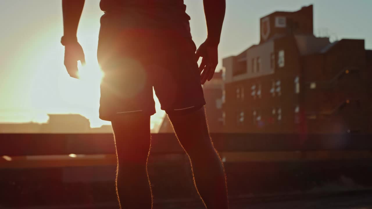 一段4k视频记录了一个完全不认识的男人在日落时分在城市里锻炼视频下载