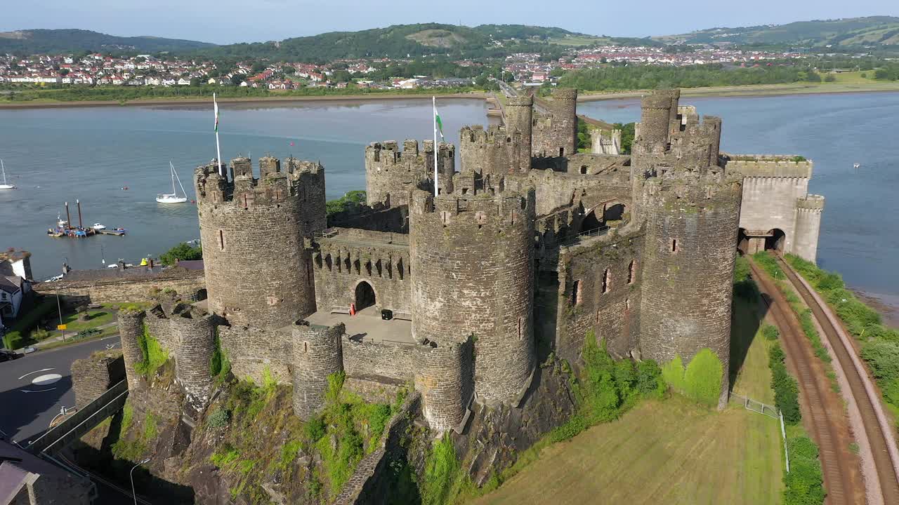 英国北威尔士格温内斯康威城堡鸟瞰图视频下载