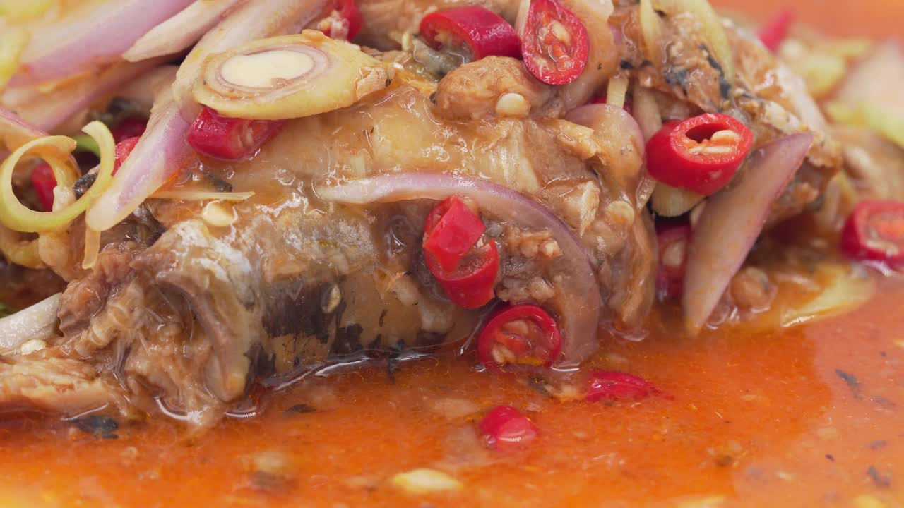 泰国辣罐头沙丁鱼沙拉在镜头前旋转的特写镜头视频素材