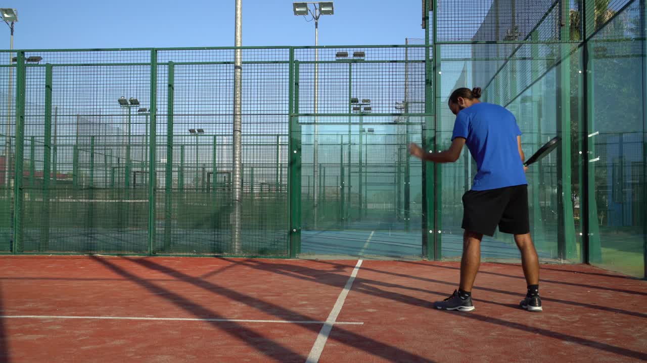 职业球拍网球运动员正在球场上运球准备发球。视频下载