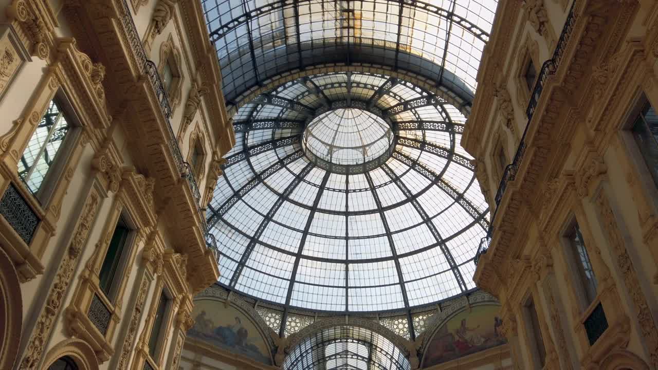 意大利米兰，埃马努埃莱二世拱廊的玻璃天花板视频素材