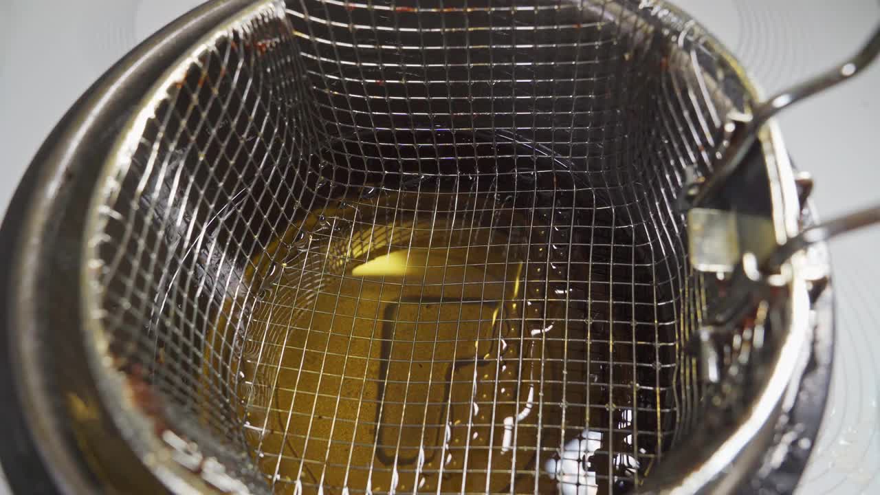 冻虾面糊放在一个油炸篮。视频素材