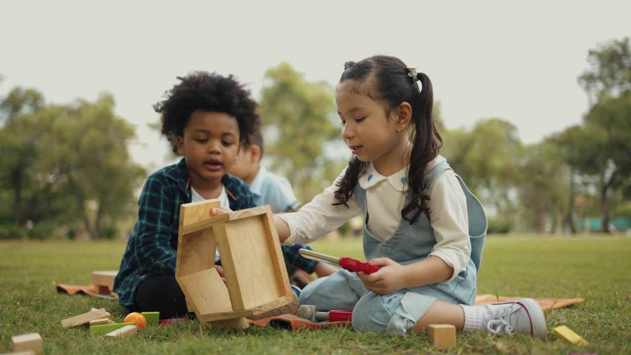 孩子们在户外玩木制玩具。视频素材