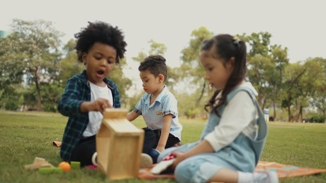 孩子们在户外玩木制玩具。视频素材