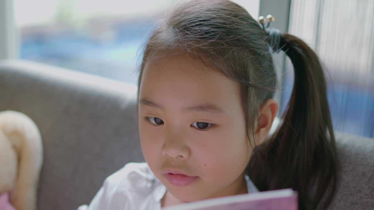 亚洲女孩在看书。视频素材
