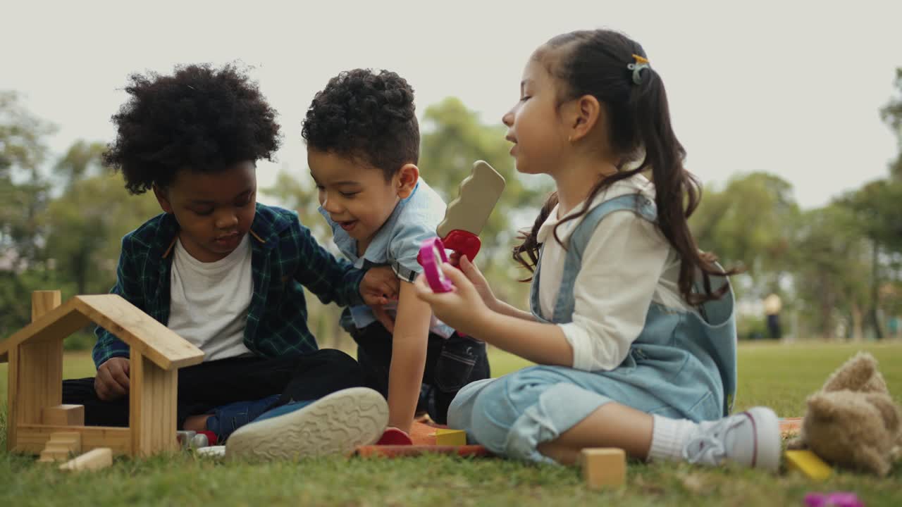 一群小孩子在公园里玩玩具。视频素材