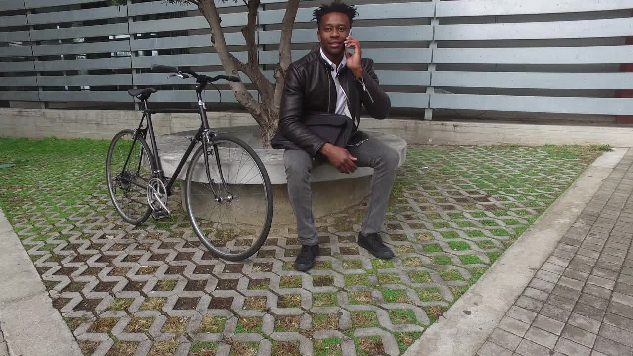 年轻的非洲商人骑自行车视频素材