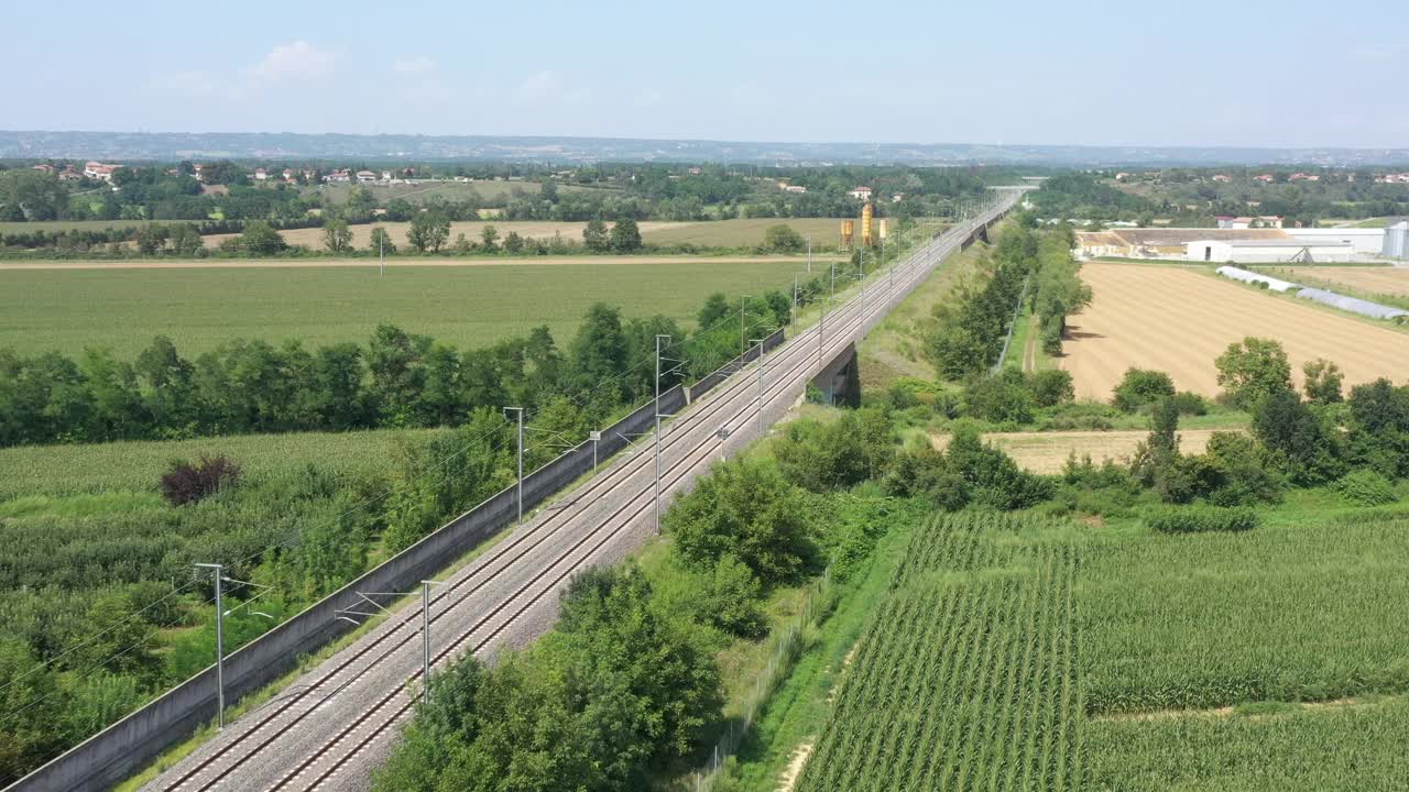 法国，法国TGV Lyria高速列车穿过田野，无人机鸟瞰图视频素材