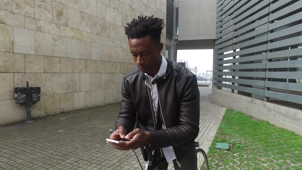 年轻的非洲商人骑自行车视频素材