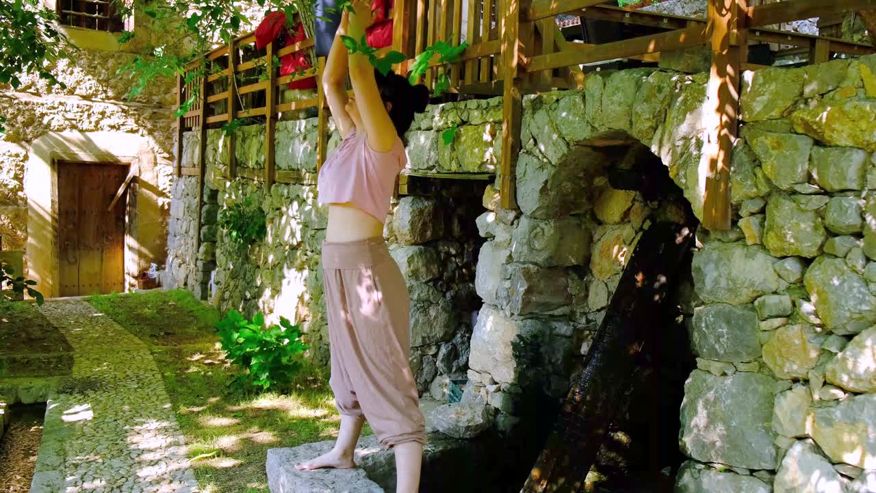 瑜伽-在乡村花园的Namaskarasana。(祈祷蹲姿)视频素材