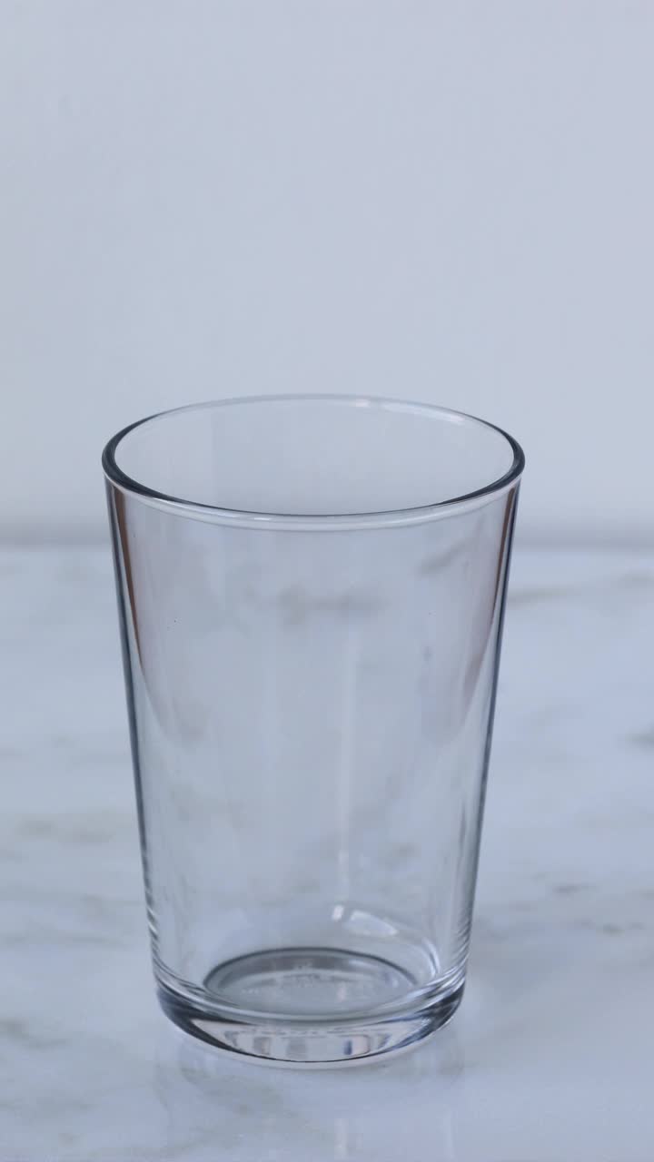 立式:将水倒入玻璃杯中视频素材