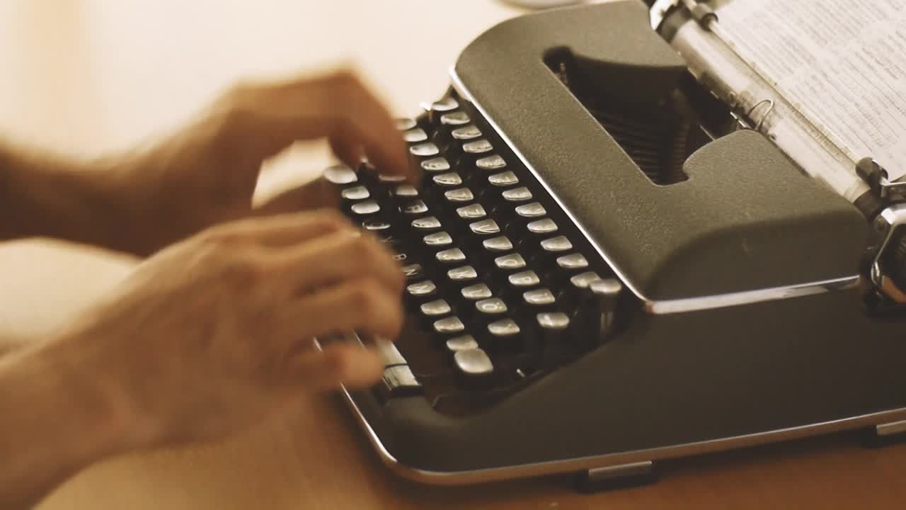 男人在用打字机打东西视频素材