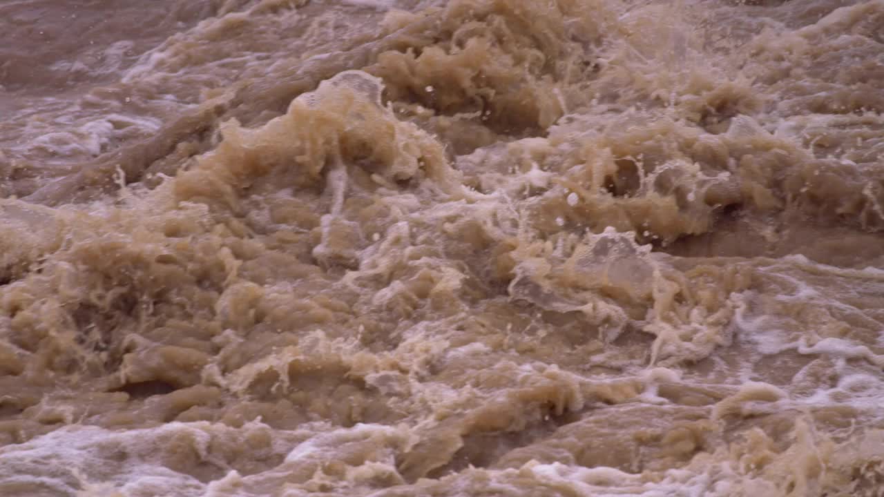 慢镜头-大雨后泥泞的小溪右至左FIX视频素材