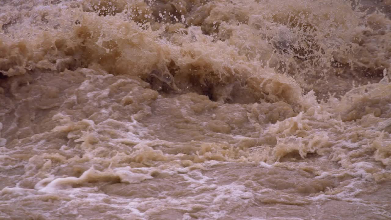 慢镜头-大雨后泥泞的小溪右至左FIX视频素材