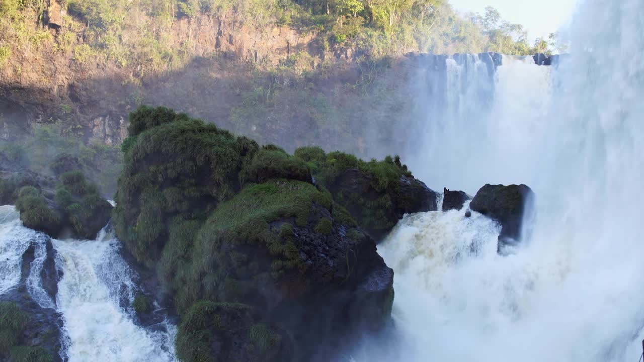 巴拉圭瀑布“星期一Salto del Monday”中一些岩石的细节视频。视频下载