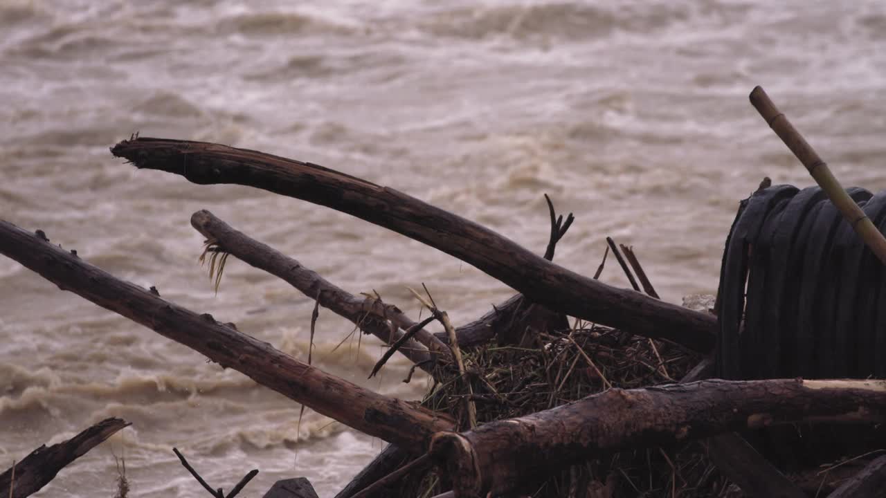 慢动作-从洪水的碎石到溢出河岸的泥水视频素材