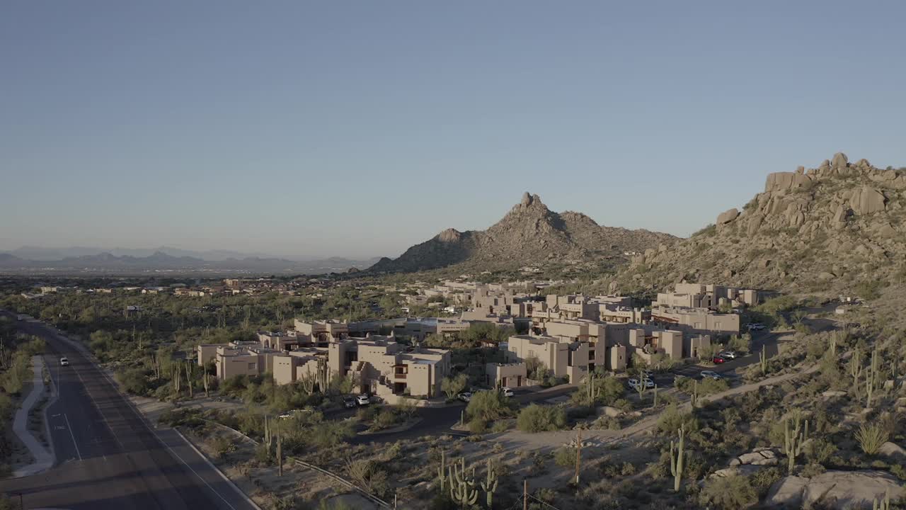 无人机鸟瞰图高尔夫球场社区斯科茨代尔亚利桑那州视频下载