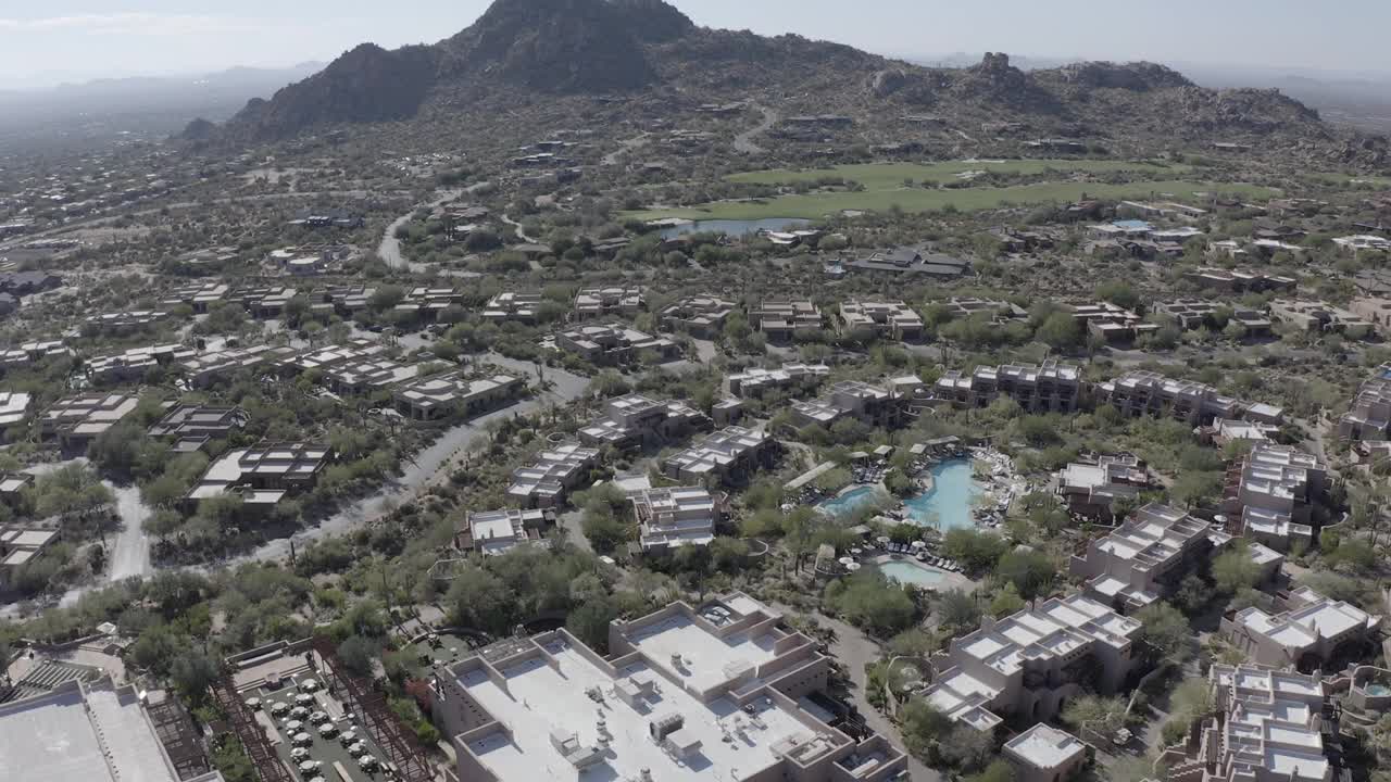 无人机鸟瞰图高尔夫球场社区斯科茨代尔亚利桑那州视频下载