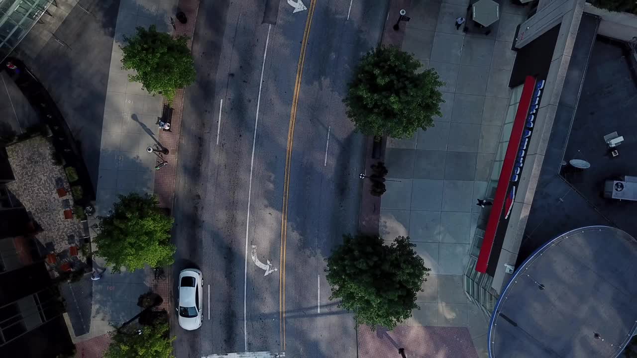 乔治亚州亚特兰大市中心的城市街道鸟瞰图视频下载