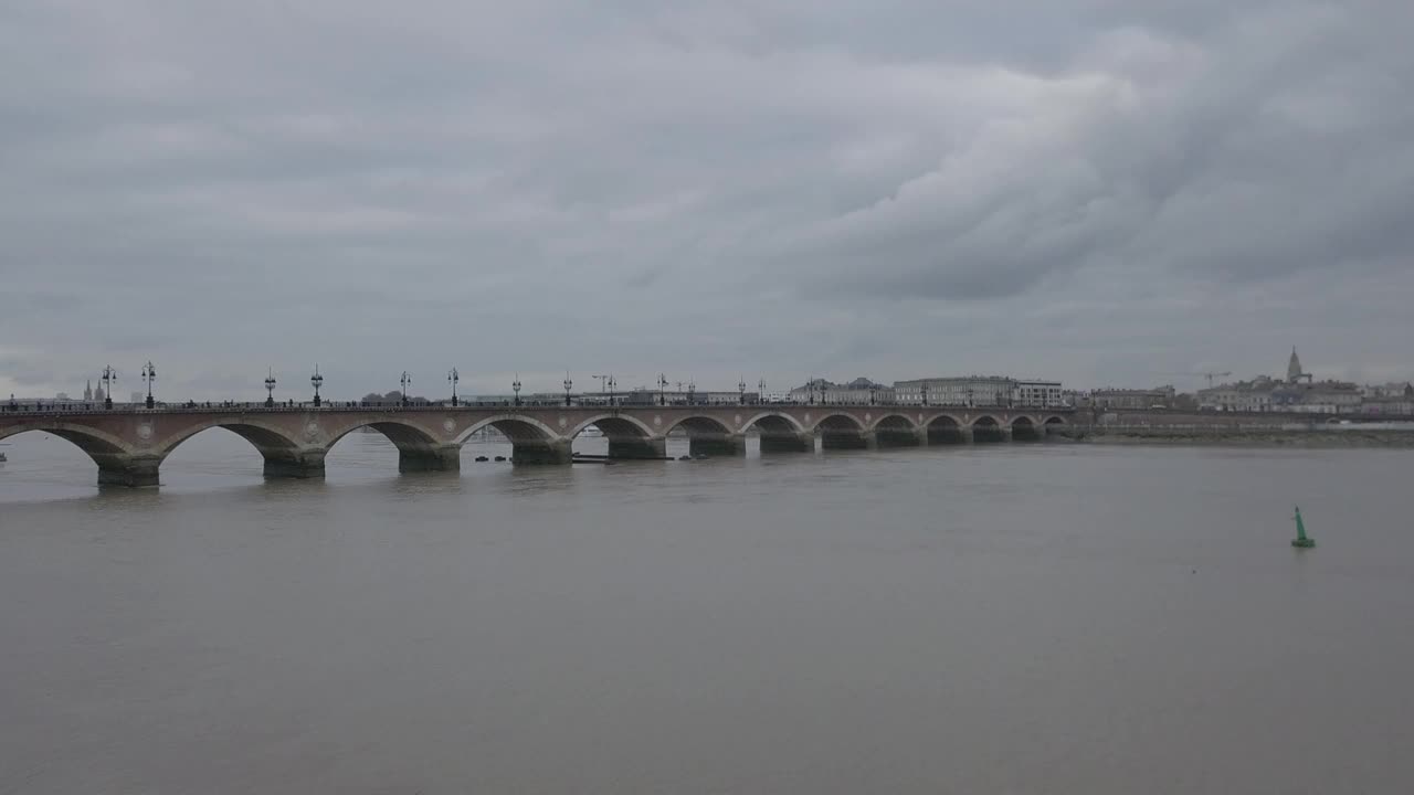 法国波尔多河畔无人机鸟瞰图视频下载
