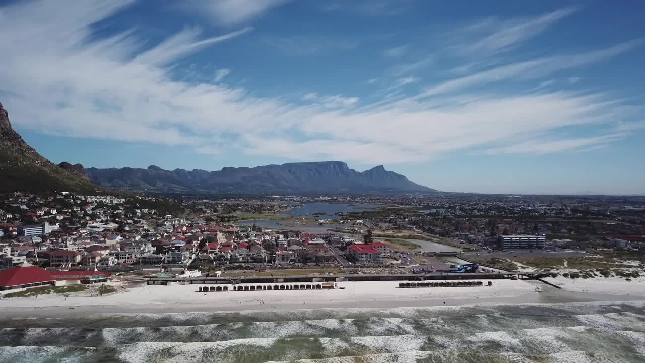 南非开普敦的海滨无人机鸟瞰图视频下载