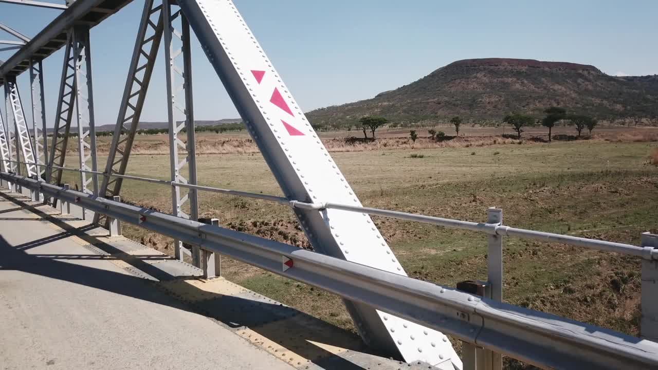 无人机鸟瞰小钢桥南非农村视频下载