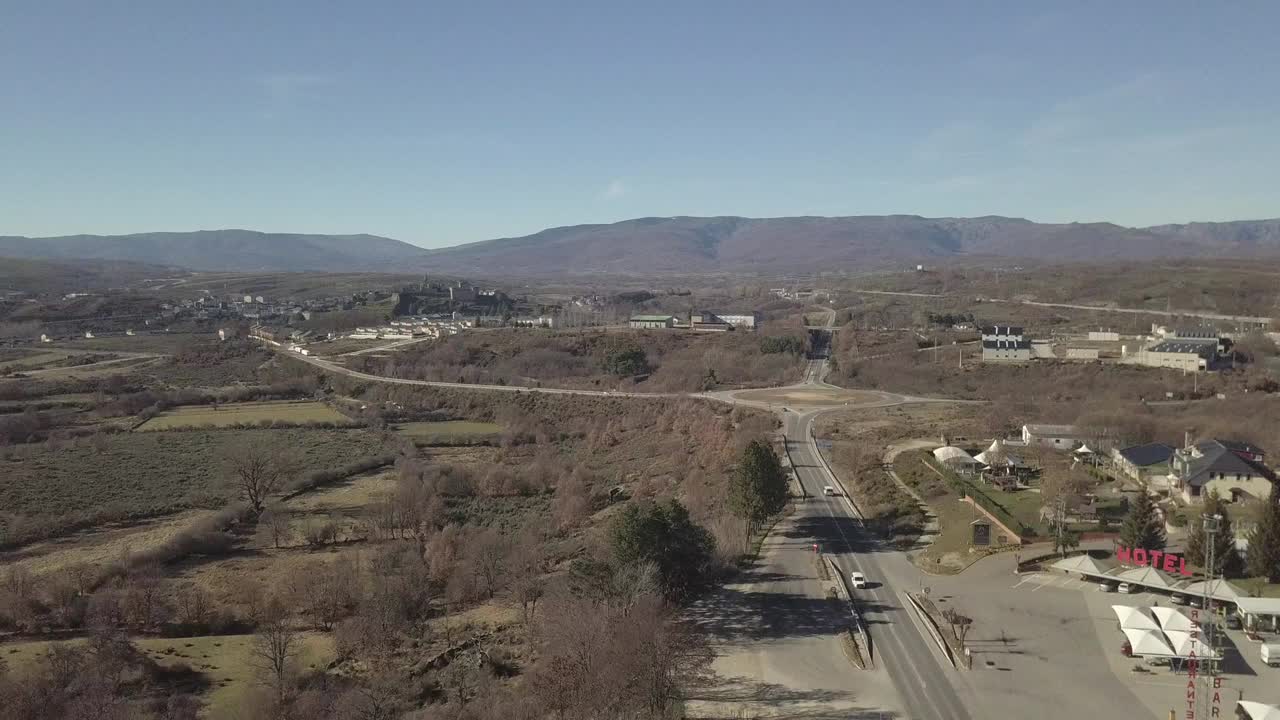 汽车跟踪历史西班牙小镇无人机鸟瞰图视频下载